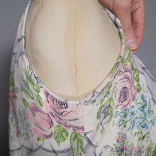 Load image into Gallery viewer, 50s ROMANTIC GREY AND PASTEL PINK FLORAL ROSE PRINT DRESS - S-M