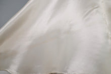 Load image into Gallery viewer, 40s 50s WHITE SATIN EVEING DRESS WITH BLACK VELVET FLOWERS AND COLLAR - S