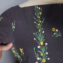 Load image into Gallery viewer, 50s VICTOR JOSSELYN GREY AND YELLOW FLORAL FULL SKIRTED COTTON DRESS - S