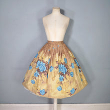 Load image into Gallery viewer, 50s NOVELTY MILLWORTH "VIE EN ROSE" BLUE ROSE AND GLASS VASE FLORAL PRINT BORDER FULL SKIRT - 26.5"