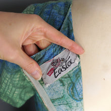 Load image into Gallery viewer, 60s GREEN FLORAL PRINT PIN TUCK DAY DRESS WITH BOW BELT - S