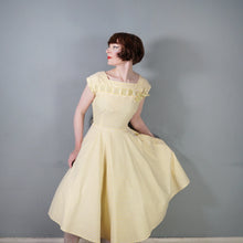 Load image into Gallery viewer, 50s YELLOW STRIPED COTTON DRESS WITH FULL SKIRT AND RIBBON BOW LATTICE - S