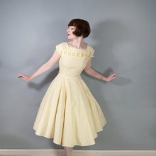 Load image into Gallery viewer, 50s YELLOW STRIPED COTTON DRESS WITH FULL SKIRT AND RIBBON BOW LATTICE - S