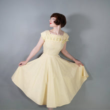 Load image into Gallery viewer, 50s YELLOW STRIPED COTTON DRESS WITH FULL SKIRT AND RIBBON BOW LATTICE - S