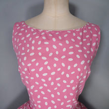 Load image into Gallery viewer, 50s PINK AND WHITE OVAL PRINT COTTON DAY DRESS WITH MASSIVE FULL SKIRT - M
