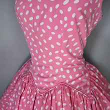 Load image into Gallery viewer, 50s PINK AND WHITE OVAL PRINT COTTON DAY DRESS WITH MASSIVE FULL SKIRT - M