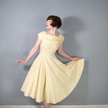 Load image into Gallery viewer, 50s YELLOW STRIPED COTTON DRESS WITH FULL SKIRT AND RIBBON BOW LATTICE - S