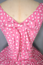 Load image into Gallery viewer, 50s PINK AND WHITE OVAL PRINT COTTON DAY DRESS WITH MASSIVE FULL SKIRT - M