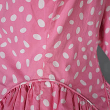 Load image into Gallery viewer, 50s PINK AND WHITE OVAL PRINT COTTON DAY DRESS WITH MASSIVE FULL SKIRT - M