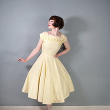 Load image into Gallery viewer, 50s YELLOW STRIPED COTTON DRESS WITH FULL SKIRT AND RIBBON BOW LATTICE - S