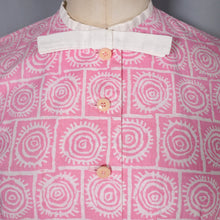 Load image into Gallery viewer, 50s FREDERICA STARKE of LONDON PINK AND CREAM SWIRLY SUN PRINT FULL SKIRTED SHIRT DRESS - XS