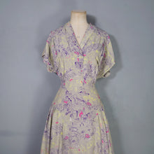 Load image into Gallery viewer, 40s PALE GREY-GREEN NOVELTY CITY STREET SCENE PRINT SILKY RAYON DRESS - L / VOLUP