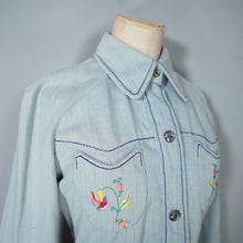 Load image into Gallery viewer, 70s LIGHT BLUE EMBROIDERED DENIM / JEANS JACKET - S-M