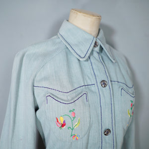 70s LIGHT BLUE EMBROIDERED DENIM / JEANS JACKET - S-M