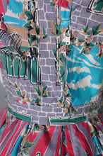 Load image into Gallery viewer, 50s PINK AND GREY FULL SKIRTED NOVELTY DRESS WITH BEACH AND CAFE WINDOW SCENE - S