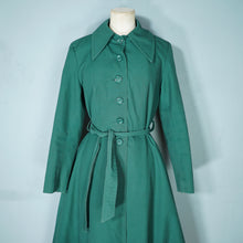Load image into Gallery viewer, 60s 70s &quot;CRESTA&quot; DEEP GREEN MACHINTOSH / BELTED TRENCH COAT - M