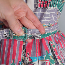 Load image into Gallery viewer, 50s PINK AND GREY FULL SKIRTED NOVELTY DRESS WITH BEACH AND CAFE WINDOW SCENE - S