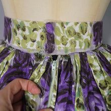 Load image into Gallery viewer, 50s 60s GREEN PURPLE FLORAL FULL SKIRT WITH POCKETS - 25-26"