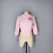 Load image into Gallery viewer, 50s STYLE HANDKNIT BALLET PINK ROSE INTARSIAN CROPPED CARDIGAN - XS-S