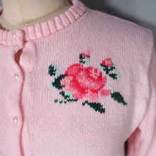 Load image into Gallery viewer, 50s STYLE HANDKNIT BALLET PINK ROSE INTARSIAN CROPPED CARDIGAN - XS-S