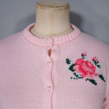 Load image into Gallery viewer, 50s STYLE HANDKNIT BALLET PINK ROSE INTARSIAN CROPPED CARDIGAN - XS-S
