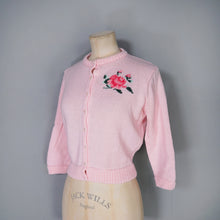 Load image into Gallery viewer, 50s STYLE HANDKNIT BALLET PINK ROSE INTARSIAN CROPPED CARDIGAN - XS-S
