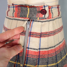 Load image into Gallery viewer, 60s SPORTRITE IN AN' OUTER REVERSIBLE PLEATED PLAID SKIRT - 25-25.5"
