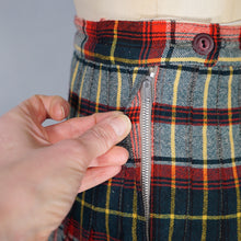 Load image into Gallery viewer, 60s SPORTRITE IN AN' OUTER REVERSIBLE PLEATED PLAID SKIRT - 25-25.5"