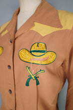 Load image into Gallery viewer, 40s SMARTEE TOGS OF TEXAS WESTERN COWBOY HAT AND GUNS SHIRT - XS-S
