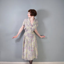 Load image into Gallery viewer, 40s PALE GREY-GREEN NOVELTY CITY STREET SCENE PRINT SILKY RAYON DRESS - L / VOLUP