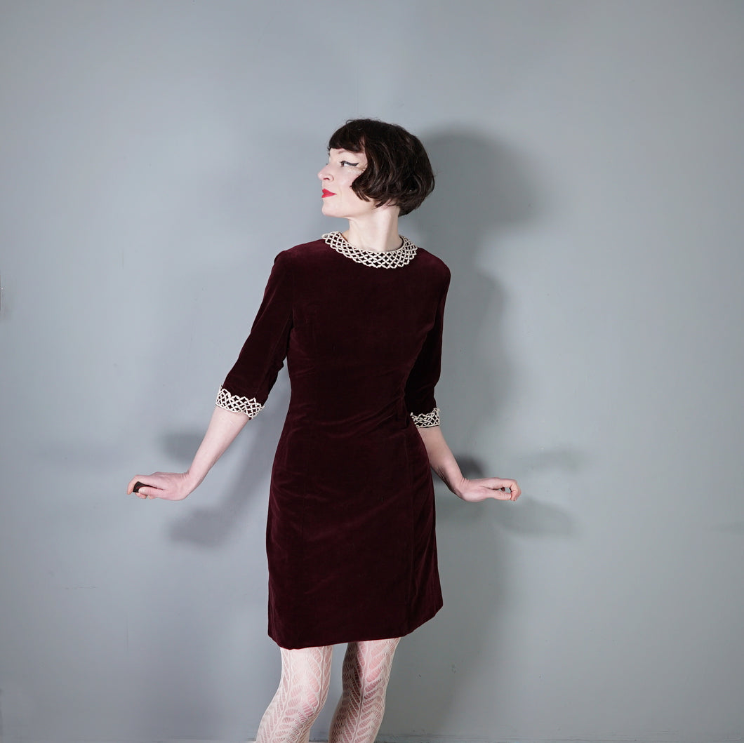 60s DARK PLUMMY VELVET GOTHIC SHIFT DRESS WITH LACE TRIMS - S-M
