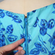 Load image into Gallery viewer, 50s SAMBO FASHIONS BLUE AND TURQUOISE FLORAL ROSE PRINT COTTON DRESS - M-L