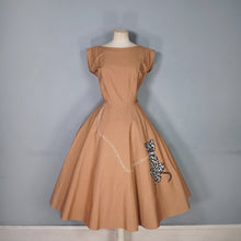 Load image into Gallery viewer, 50s ALICE EDWARDS WARM BROWN FULL SKIRTED DRESS WITH LEOPARD / CAT APPLIQUE - S