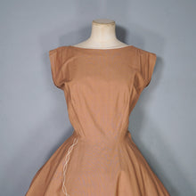 Load image into Gallery viewer, 50s ALICE EDWARDS WARM BROWN FULL SKIRTED DRESS WITH LEOPARD / CAT APPLIQUE - S