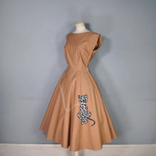 Load image into Gallery viewer, 50s ALICE EDWARDS WARM BROWN FULL SKIRTED DRESS WITH LEOPARD / CAT APPLIQUE - S