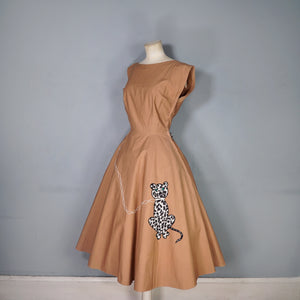 50s ALICE EDWARDS WARM BROWN FULL SKIRTED DRESS WITH LEOPARD / CAT APPLIQUE - S