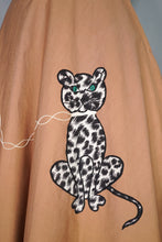 Load image into Gallery viewer, 50s ALICE EDWARDS WARM BROWN FULL SKIRTED DRESS WITH LEOPARD / CAT APPLIQUE - S