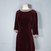 Load image into Gallery viewer, 60s DARK PLUMMY VELVET GOTHIC SHIFT DRESS WITH LACE TRIMS - S-M