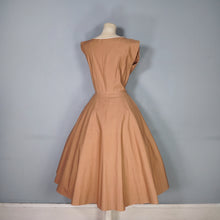 Load image into Gallery viewer, 50s ALICE EDWARDS WARM BROWN FULL SKIRTED DRESS WITH LEOPARD / CAT APPLIQUE - S