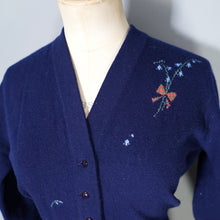 Load image into Gallery viewer, 50s / 60s NAVY BLUE PRINGLE SCOTTISH HAND INLAID INTARSIA BLUEBELL CARDIGAN - S