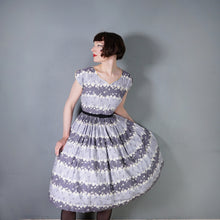 Load image into Gallery viewer, 50s EASTEX GREY FLORAL DAISY PRINT COTTON FULL SKIRT DRESS - XS-S