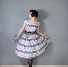 Load image into Gallery viewer, 50s EASTEX GREY FLORAL DAISY PRINT COTTON FULL SKIRT DRESS - XS-S