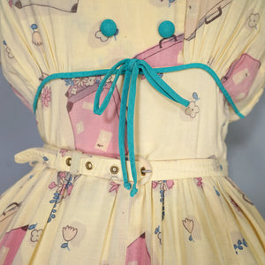 50s 60s YELLOW NOVELTY SUITCASE PRINT TRAVEL THEME DRESS - S