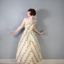 Load image into Gallery viewer, 50s ALICE EDWARDS YELLOW AND BLUE-GREY ROSE PRINT COTTON DRESS - M