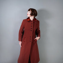 Load image into Gallery viewer, 60s MISS GALLERY / LORD &amp; TAYLOR RUST COLOURED COAT WITH VELVET - M