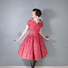 Load image into Gallery viewer, 50s PINK RED ALICE EDWARDS ROSE PRINT FLORAL FULL SKIRTED DRESS - S-M / petite