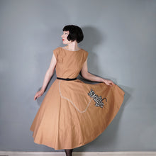 Load image into Gallery viewer, 50s ALICE EDWARDS WARM BROWN FULL SKIRTED DRESS WITH LEOPARD / CAT APPLIQUE - S
