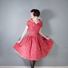 Load image into Gallery viewer, 50s PINK RED ALICE EDWARDS ROSE PRINT FLORAL FULL SKIRTED DRESS - S-M / petite
