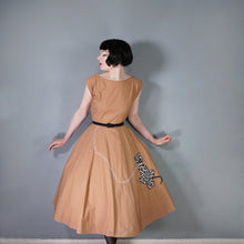 Load image into Gallery viewer, 50s ALICE EDWARDS WARM BROWN FULL SKIRTED DRESS WITH LEOPARD / CAT APPLIQUE - S