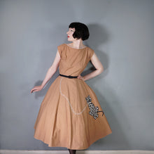 Load image into Gallery viewer, 50s ALICE EDWARDS WARM BROWN FULL SKIRTED DRESS WITH LEOPARD / CAT APPLIQUE - S